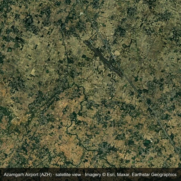 Satellitenansicht: Flughafen Azamgarh (AZH) nimmt ein Stück grüner Vegetation und Ackerland ein.