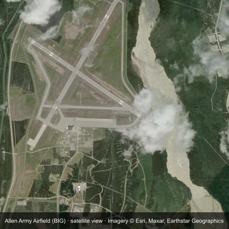 Das Gelände des Allen Army Airfield (BIG) aus dem Orbit, eingebettet in grüne Vegetation und Ackerland.