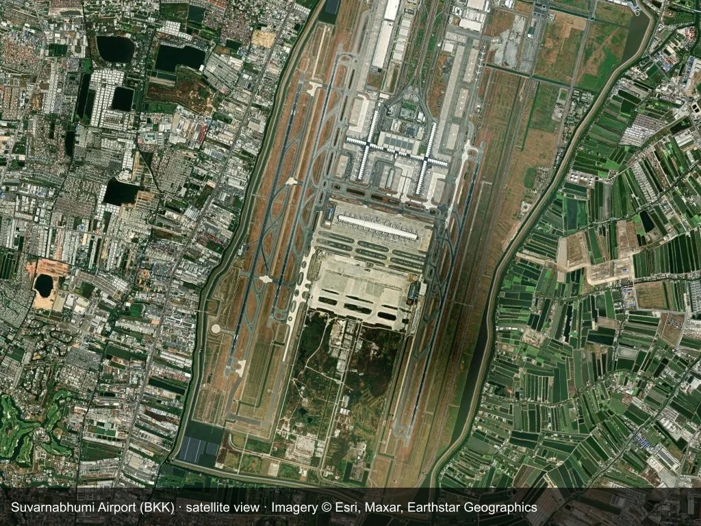 Satellitenansicht: die Terminals, Startbahnen und die umgebende Stadt am Flughafen Bangkok Suvarnabhumi (BKK).