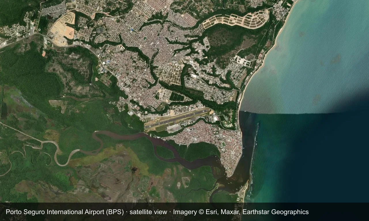 Satellitenansicht: Porto Seguros Startbahn liegt zwischen Wald und Strand an der Atlantikküste Brasiliens, Terminal und Vorfeld daneben.