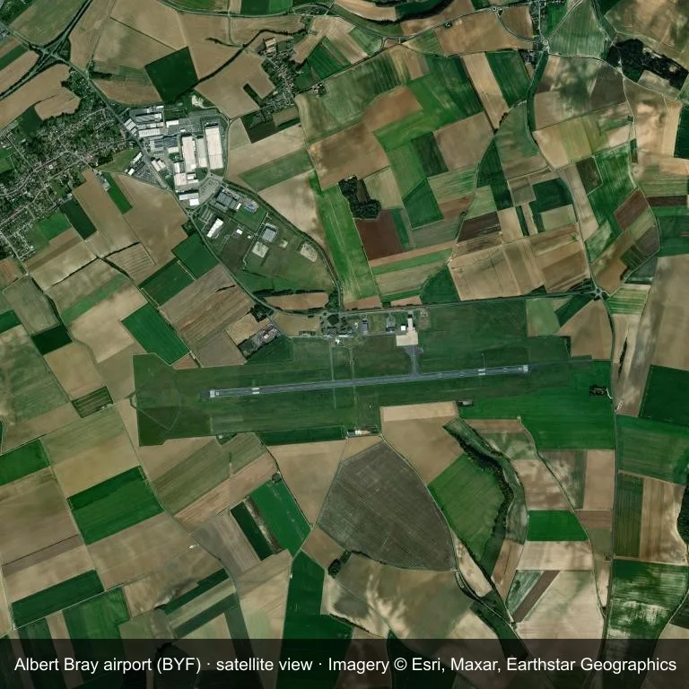 Satellitenbild: Albert Bray airport (BYF) liegt zwischen grüner Vegetation und Ackerland.
