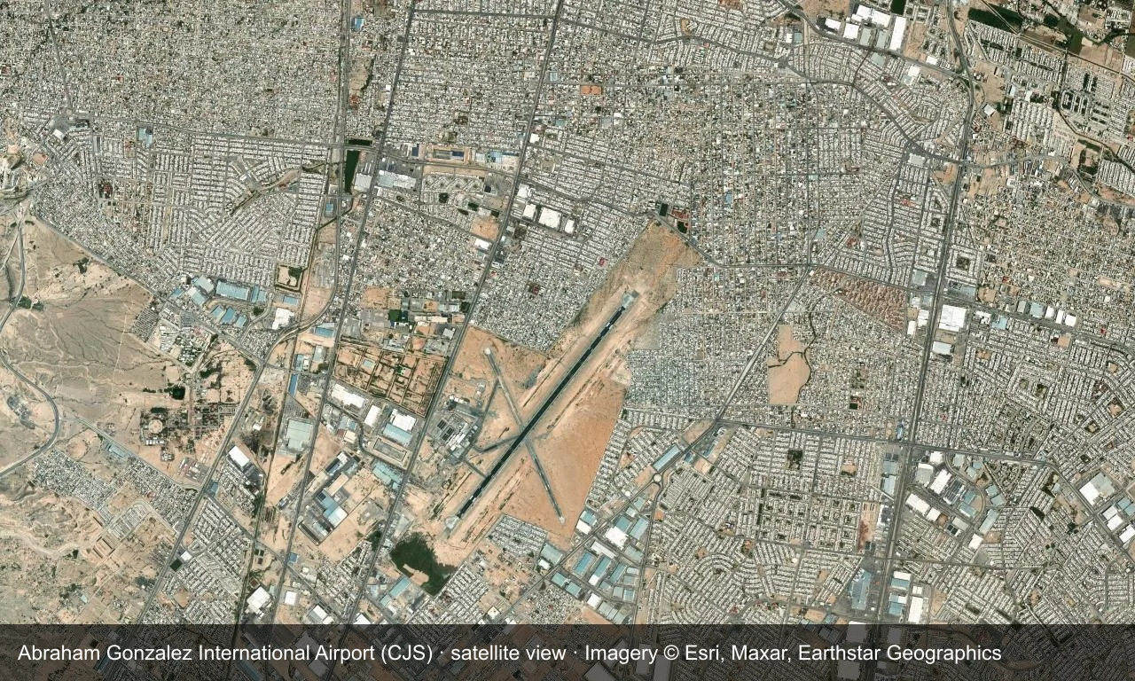 Satellitenansicht: die Start- und Landebahnen von Ciudad Juárez liegen zwischen der Stadt und trockenem Land am Rand der Chihuahua-Wüste, Terminal und Vorfeld daneben.