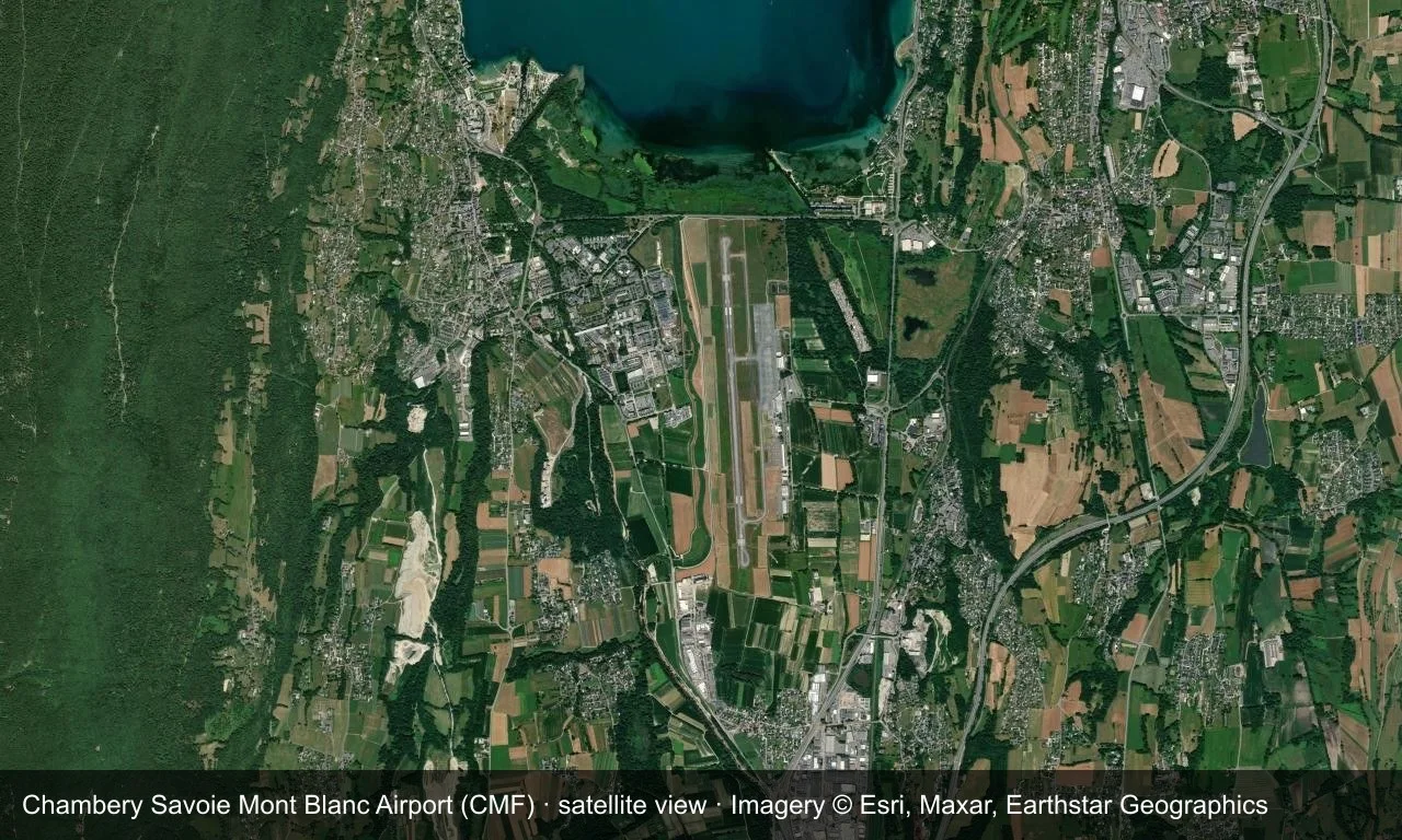 Satellitenansicht: die Startbahn liegt in grüner Landschaft im Umland von Chambéry, Terminal und Vorfeld daneben.