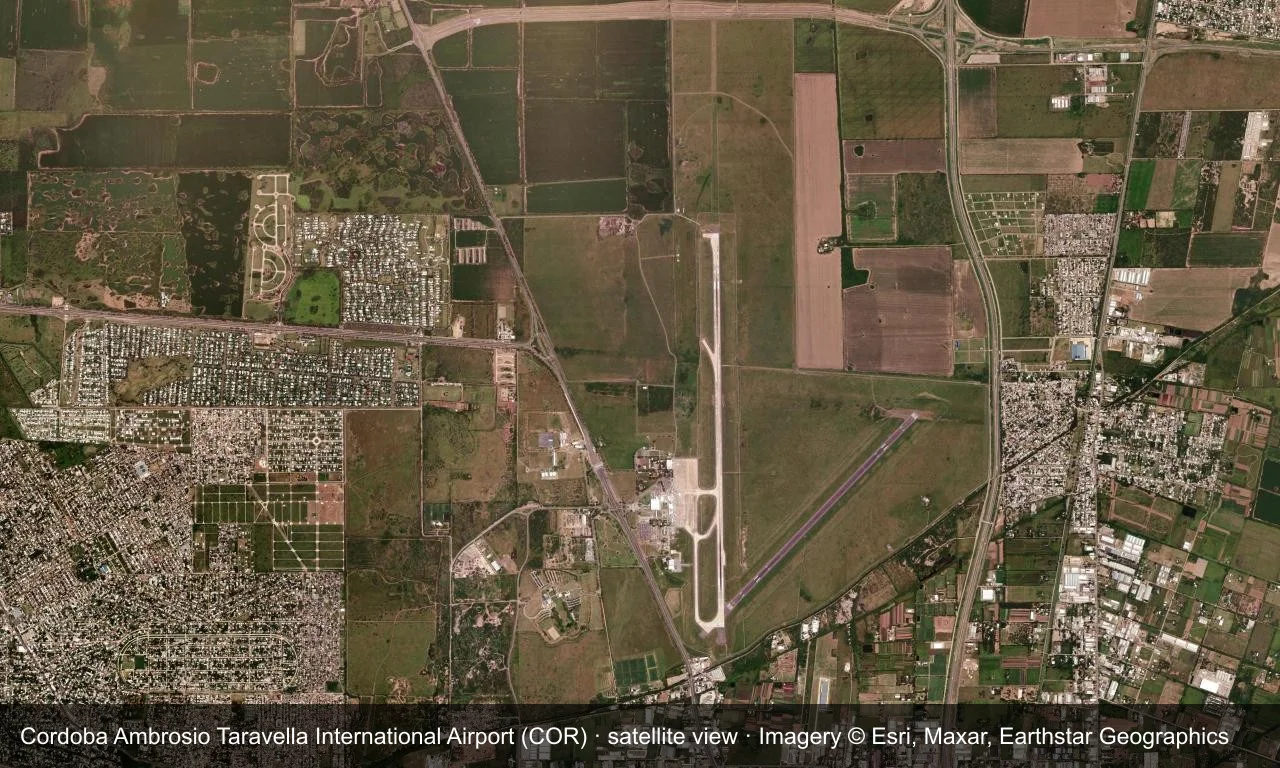 Satellitenansicht: die Start- und Landebahnen von Córdoba liegen nördlich der Stadt, Terminal und Vorfeld östlich des Flugfelds, ringsum Ackerland und Wohnbebauung.