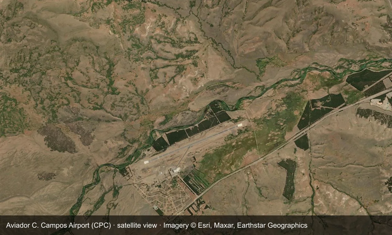 Satellitenansicht: Die Startbahn von San Martín de los Andes liegt zwischen Tälern und Seen in den patagonischen Anden, Terminal und Vorfeld daneben.
