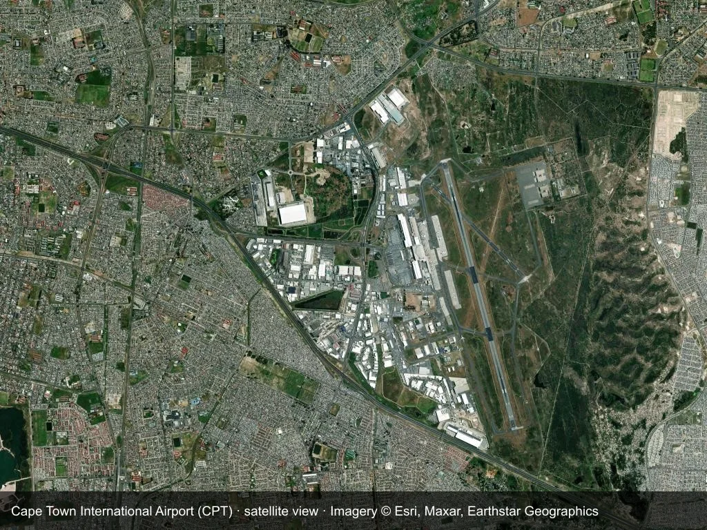 Auf dem Satellitenbild sind die Terminals, das Vorfeld und die Startbahnen des Flughafens Kapstadt (CPT) deutlich zu erkennen.