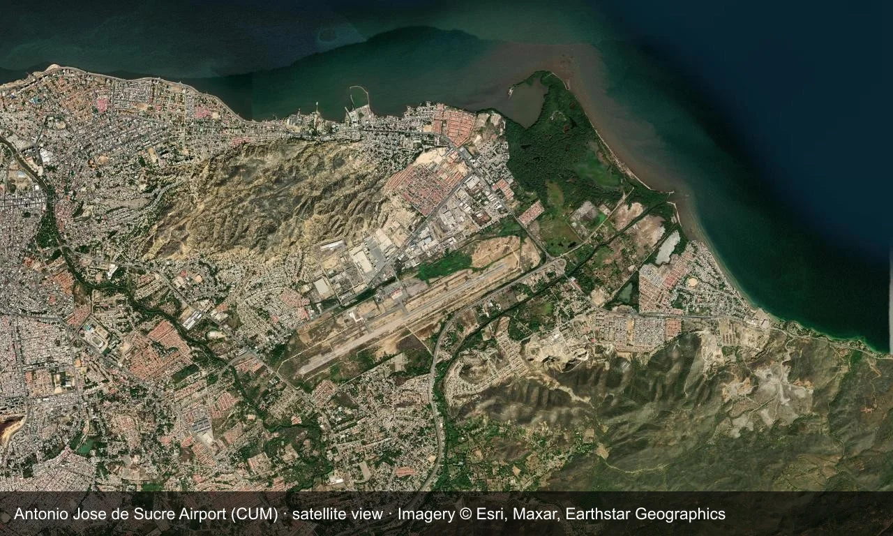 Satellitenansicht: Die Startbahn von Cumaná liegt zwischen Stadt und Hügeln an der venezolanischen Karibikküste, Terminal und Vorfeld daneben.
