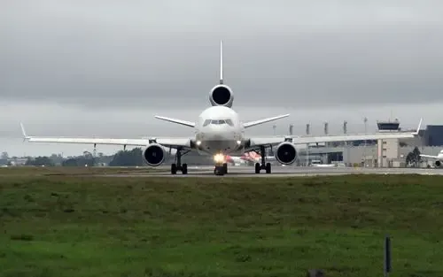 Eine Tu-154 im Rollen direkt auf die Kamera zu, ihre drei Triebwerke im Blick – ein seltener Gast, wie er Spotter nach Curitiba lockt.