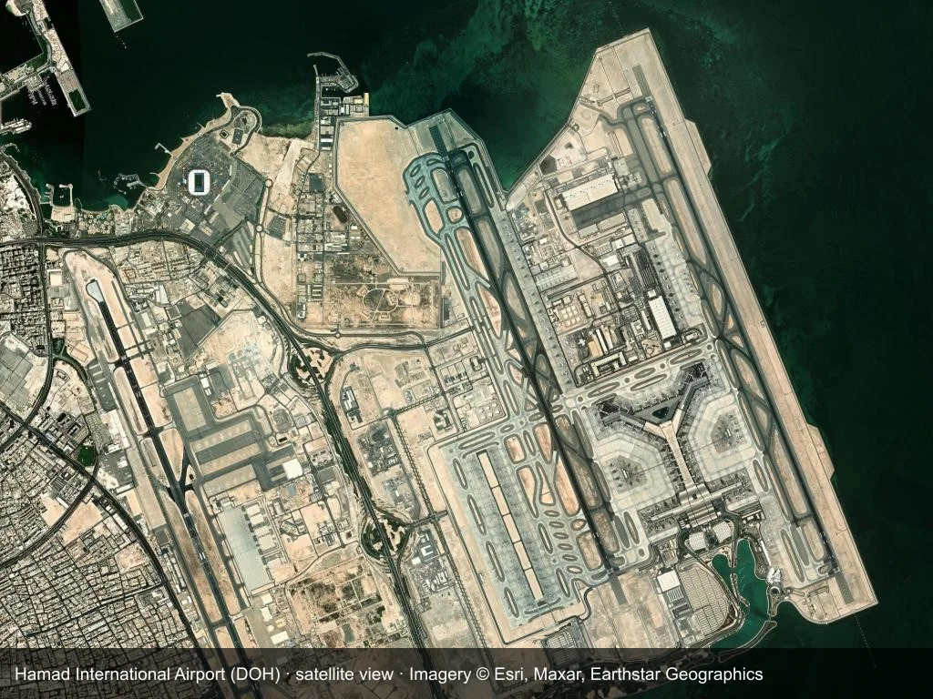 Auf dem Satellitenbild sind die Terminals, das Vorfeld und die Startbahnen des Hamad International Airport (DOH) deutlich zu erkennen.