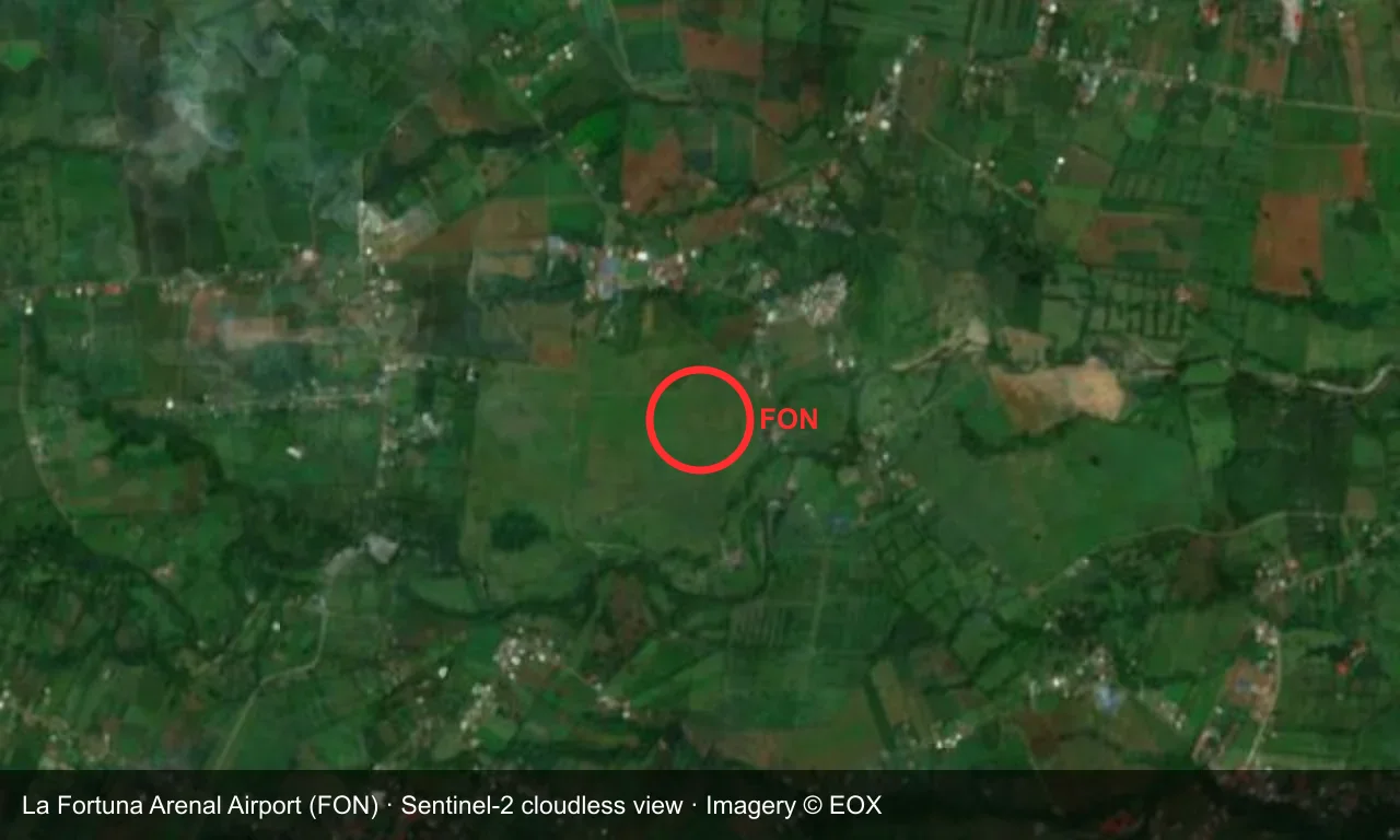 Satellitenansicht: Der Flughafen La Fortuna ist rot umkreist, umgeben von Regenwald und Ackerland in Costa Rica.