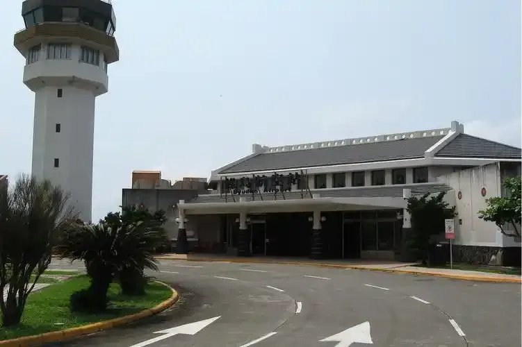 Lyudao Airport's terminal and its white control tower, with a curved driveway in front.