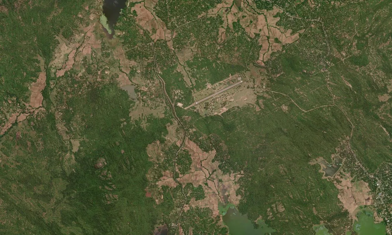 Satellitenansicht: das Flugfeld des Ampara Airport (GOY), umgeben von grüner Vegetation und Ackerland.