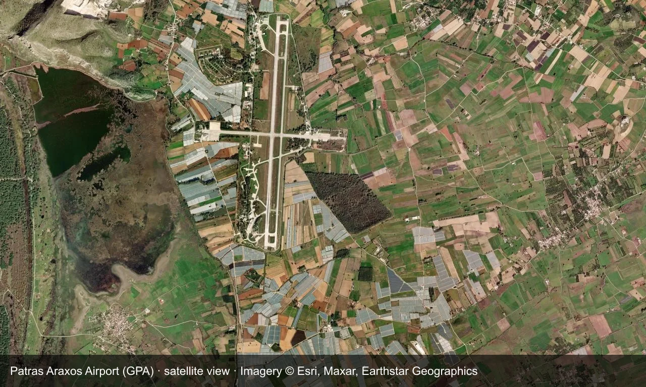 Satellitenansicht: Die Startbahn des Flughafens Patras liegt zwischen Küste und Hügeln im Nordwesten der Peloponnes, Terminal und Vorfeld daneben.