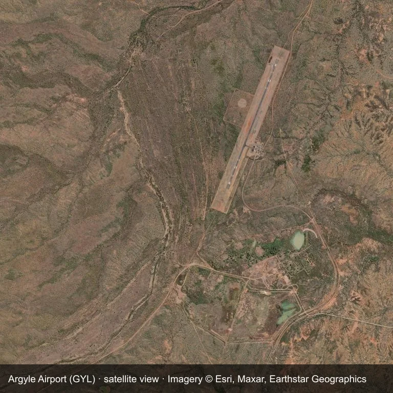Satellitenansicht: Der Argyle Airport (GYL) zwischen trockenem Boden und karger Landschaft.