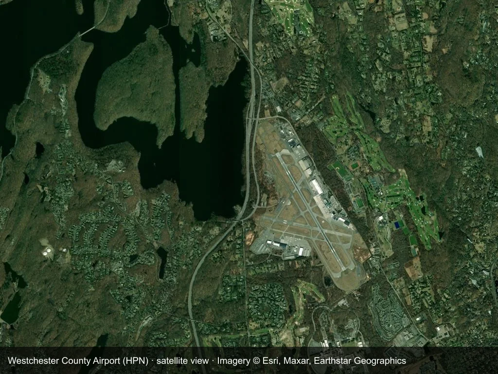 Satellitenbild: Der Flughafen Westchester (HPN) liegt zwischen Stadt, Küste oder Gelände, die Startbahn durchquert das Bild.