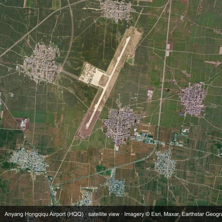 Das Flugfeld des Anyang Hongqiqu Airport (HQQ) aus dem Orbit, in einem Flickwerk aus Vegetation und offenem Gelände.