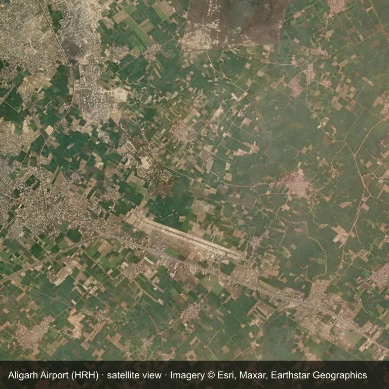 Das Flugfeld des Aligarh Airport (HRH) aus dem Orbit, in einem Flickwerk aus Vegetation und offenem Gelände.