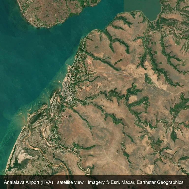 Satellitenbild: das Flugfeld des Analalava Airport (HVA) inmitten trockenen, von Vegetation und Feldern durchbrochenen Bodens.