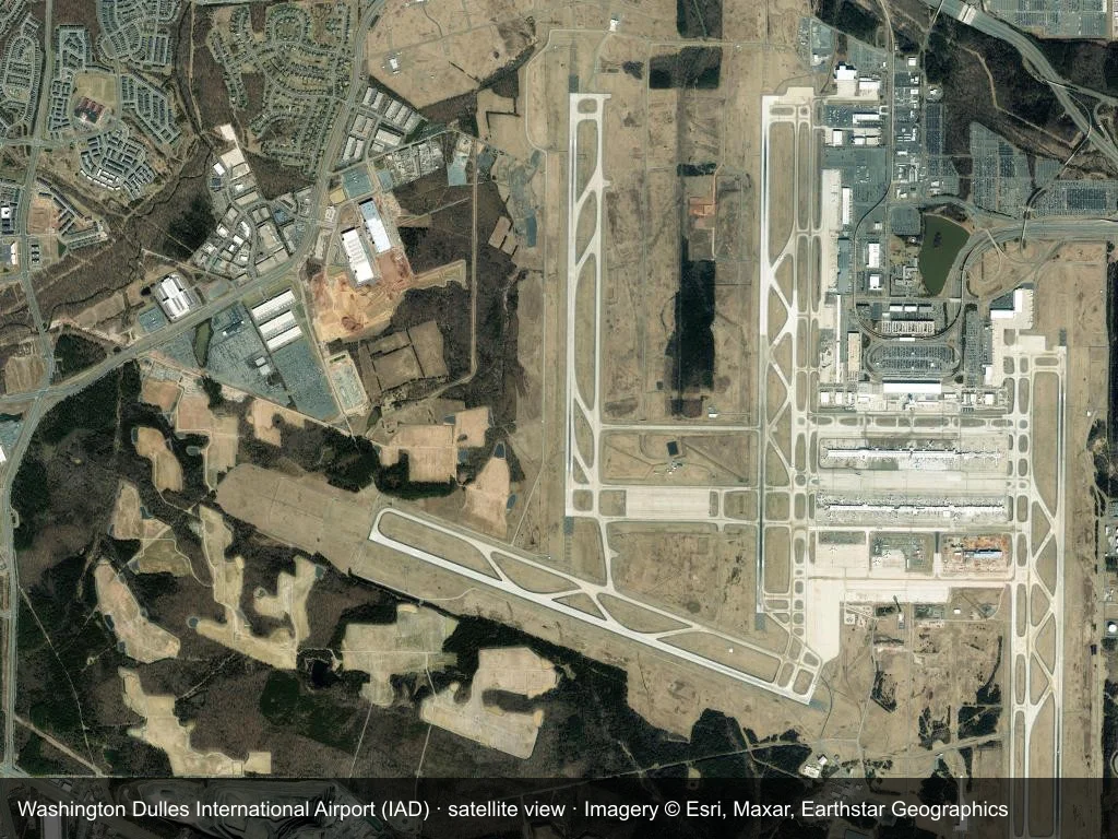 Satellitenbild: Der Flughafen Washington Dulles (IAD) liegt zwischen Stadt, Küste oder Gelände, die Startbahn durchquert das Bild.
