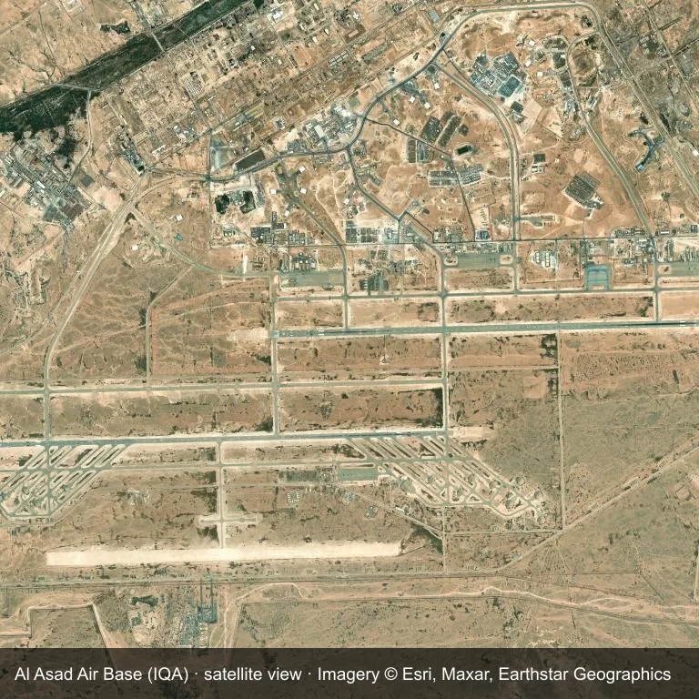 Satellitenbild: Die Al Asad Air Base (IQA) nimmt einen Teil eines Flickwerks aus Vegetation und offenem Gelände ein.