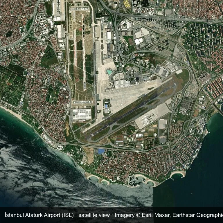 Draufsicht auf den İstanbul Atatürk Airport (ISL) und die grüne Vegetation und das Ackerland ringsum.