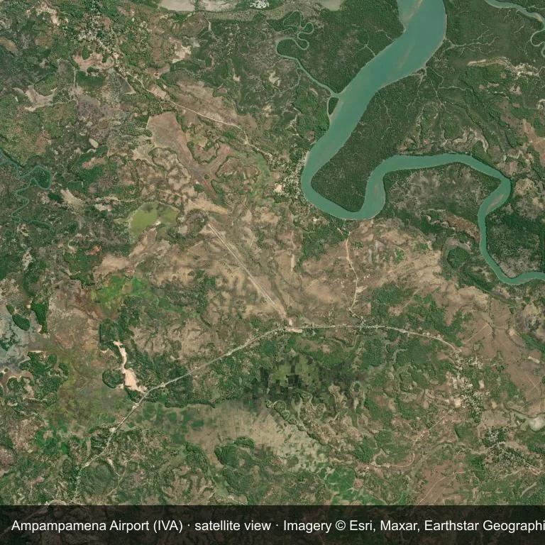 Draufsicht auf den Ampampamena Airport (IVA) und die grüne Vegetation und das Ackerland ringsum.