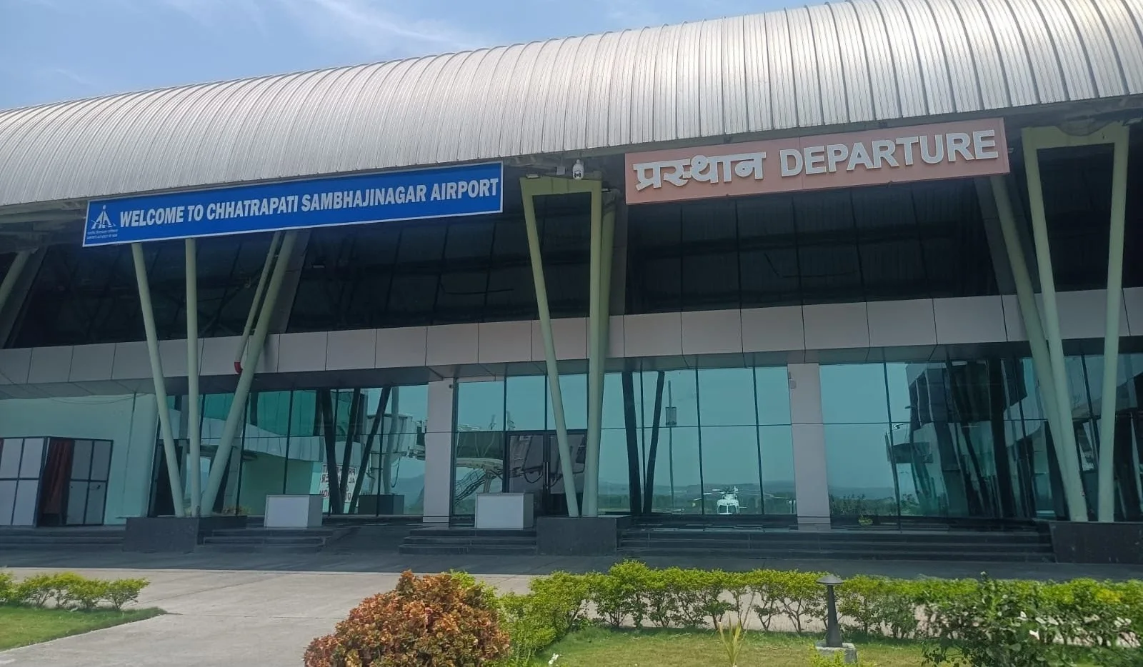 Der Abflugeingang – auf der Überdachung stehen die Lettern „WELCOME TO CHHATRAPATI SAMBHAJINAGAR AIRPORT“ und „प्रस्थान DEPARTURE“.