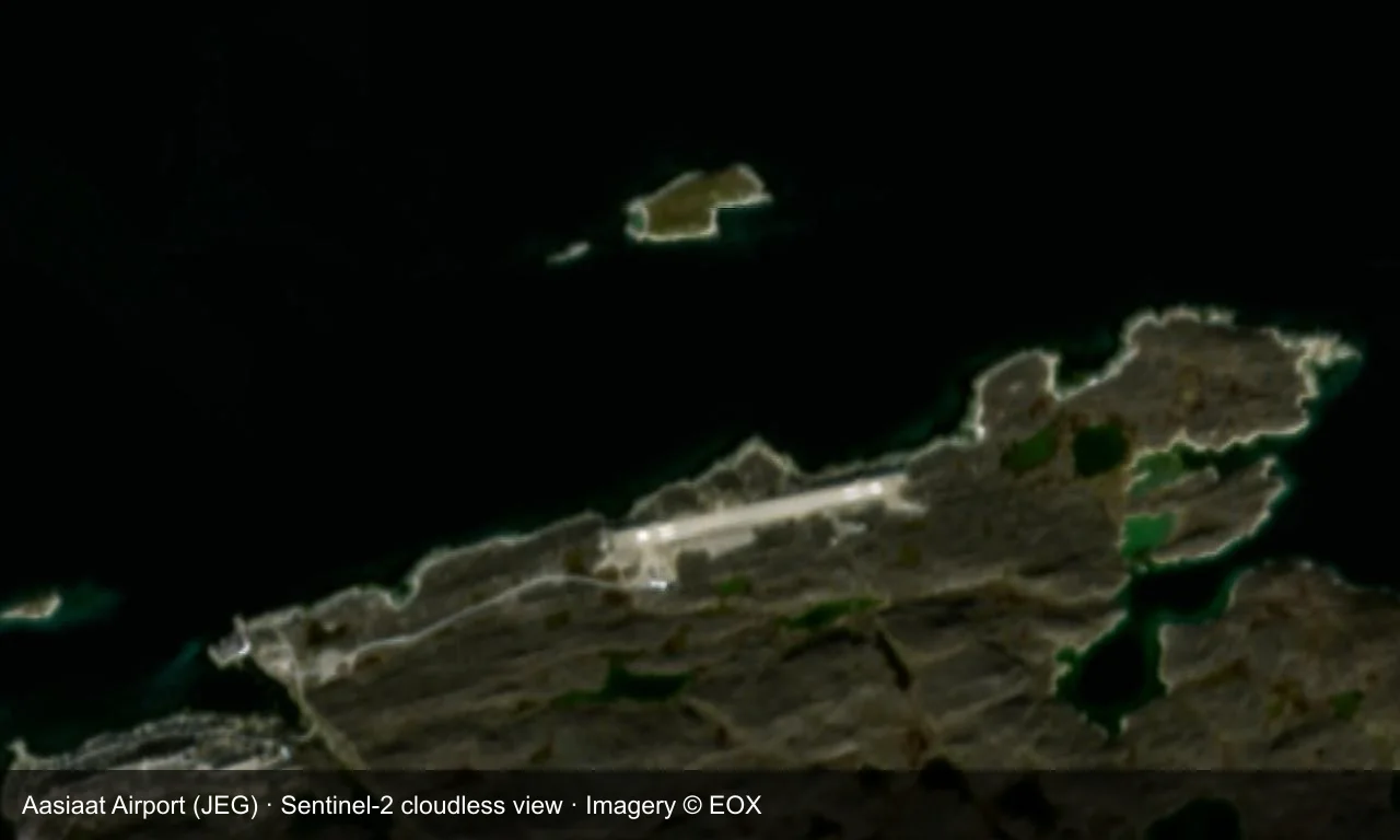 Satellitenansicht: Aasiaats kurze Startbahn liegt auf einer grönländischen Insel, mit dem Terminal und dem Vorfeld daneben sowie Meer und nacktem Fels ringsum.