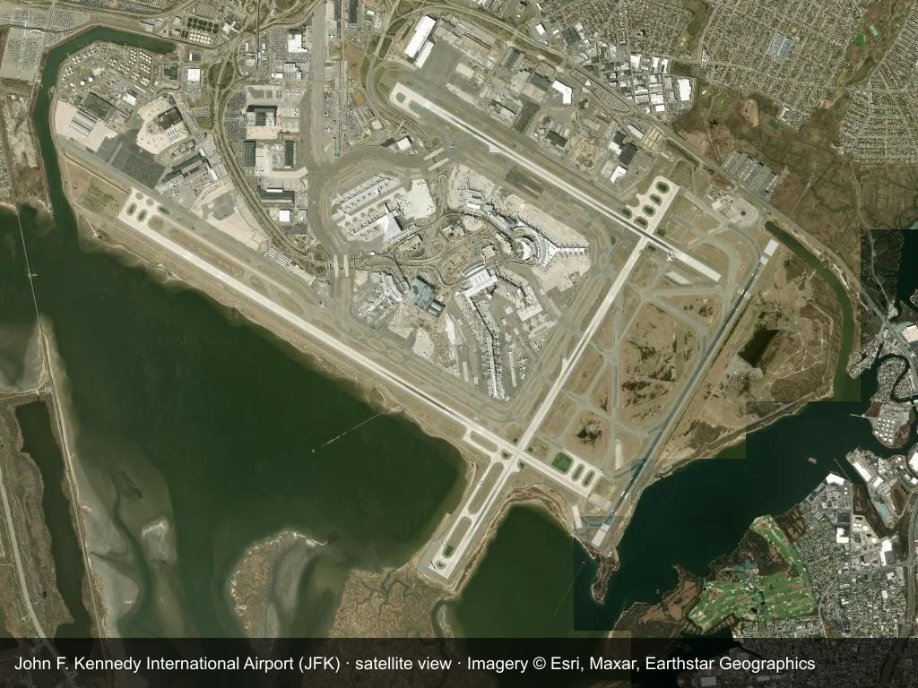 Auf dem Satellitenbild sind die Terminals, das Vorfeld und die Start- und Landebahnen am Flughafen New York John F. Kennedy (JFK) deutlich zu erkennen.