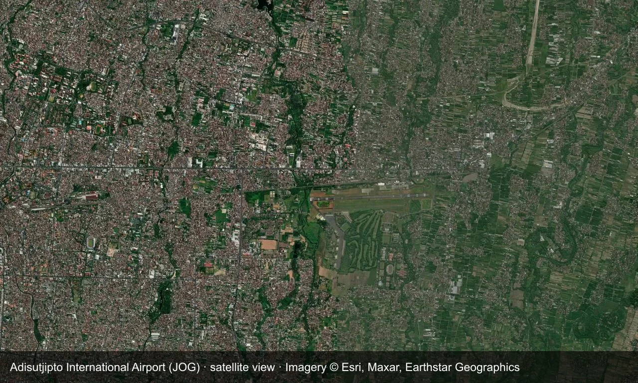 Satellitenansicht: Yogyakartas Startbahn und Rollweg liegen am östlichen Stadtrand, mit dem Terminal und dem Vorfeld nördlich des Flugfelds.