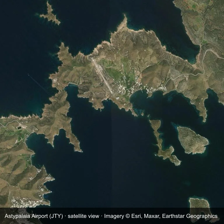 Satellitenansicht: das Flugfeld des Astypalaia Airport (JTY), umgeben von einem Flickenteppich aus Vegetation und offenem Gelände.