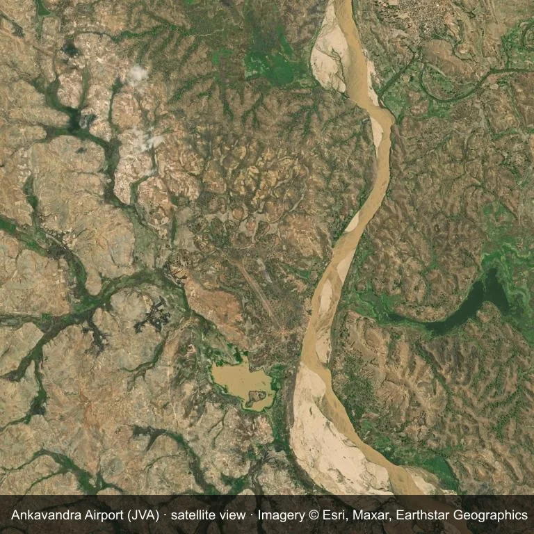 Satellitenbild: Der Ankavandra Airport (JVA) liegt zwischen einem Flickenteppich aus Vegetation und offenem Gelände.