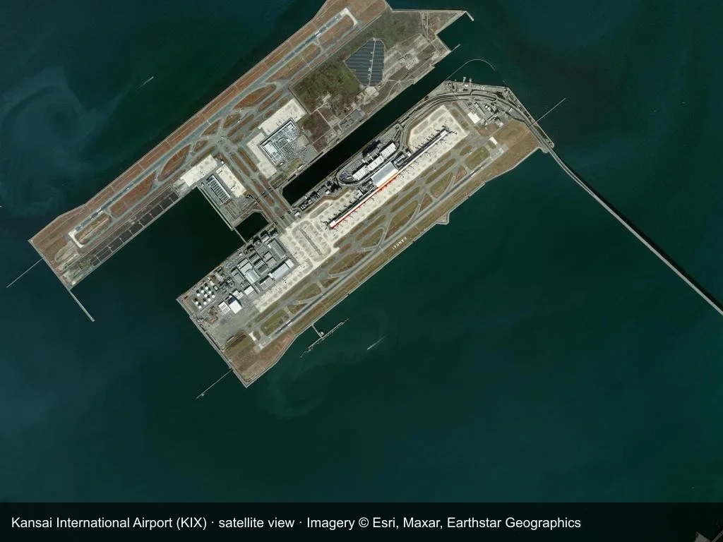 Satellitenansicht: die Terminals, Start- und Landebahnen und die umliegende Stadt am Flughafen Osaka Kansai (KIX).
