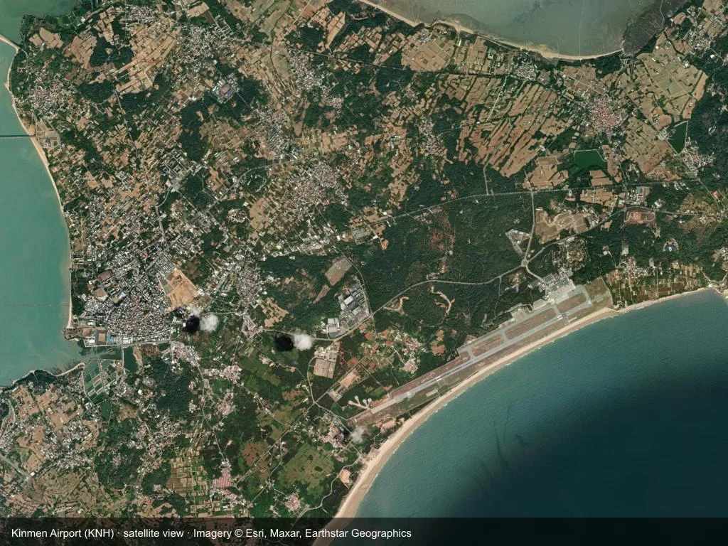 In the satellite image, the layout of Kinmen Airport (KNH) and its surroundings are clearly visible.
