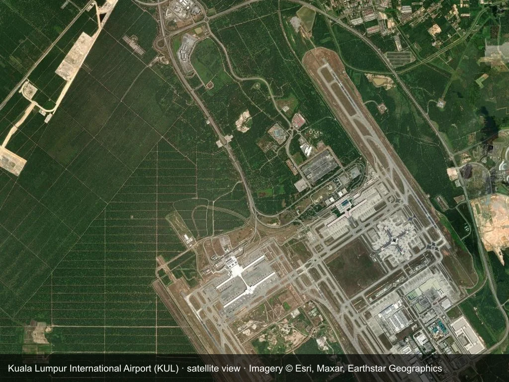 Satellitenansicht: die Terminals, Start- und Landebahnen und die umliegende Stadt am Flughafen Kuala Lumpur (KUL).