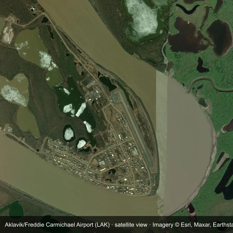 Draufsicht auf den Aklavik/Freddie Carmichael Airport (LAK) und die grüne Vegetation und das Ackerland ringsum.