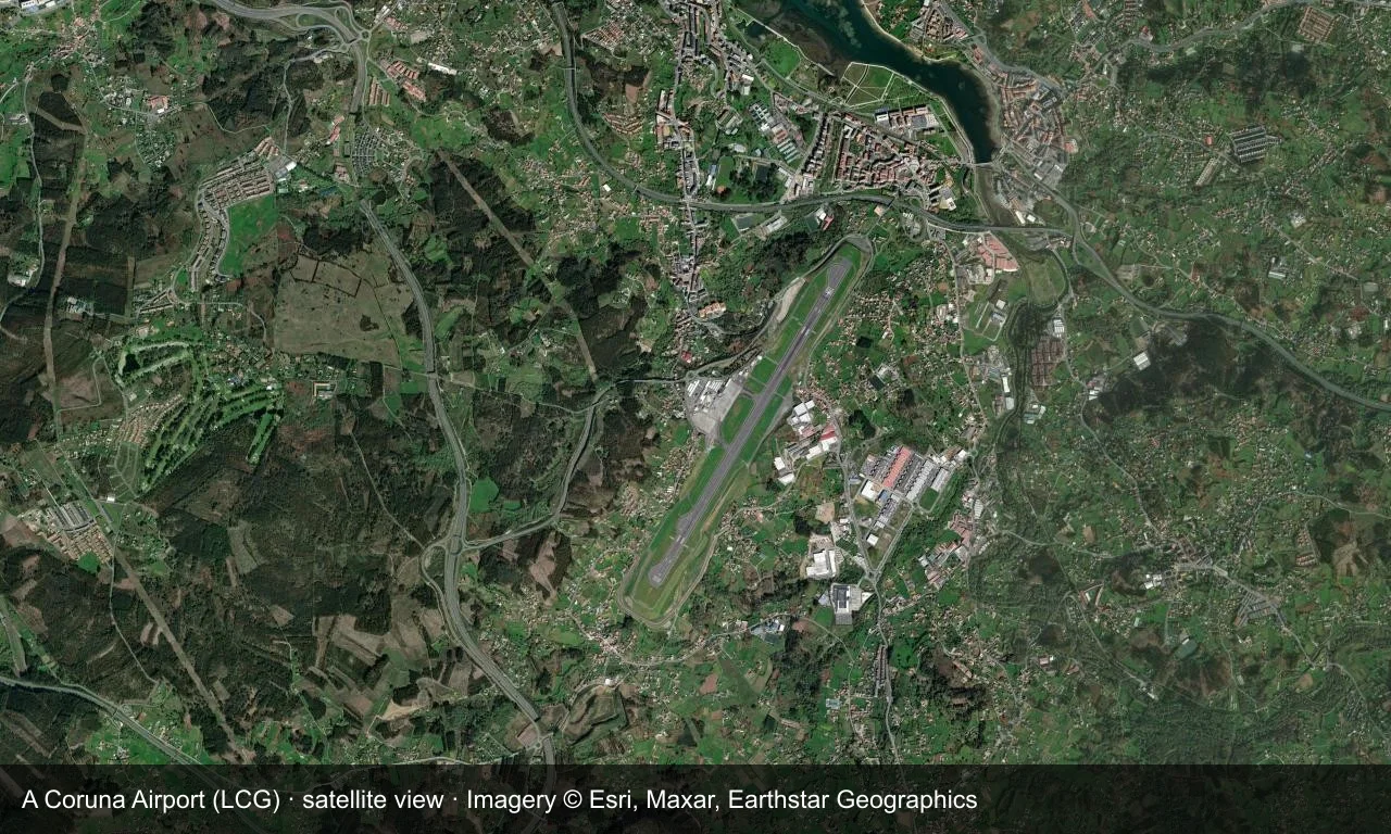 Satellitenansicht: Die Startbahn von A Coruña liegt zwischen den Küstenhügeln Galiciens, Terminal und Vorfeld daneben.