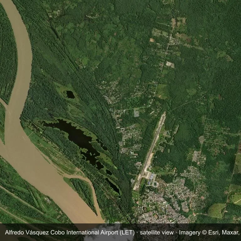 Auf dem Satellitenbild liegt die Startbahn des Alfredo Vásquez Cobo International Airport (LET) zwischen grüner Vegetation und Ackerland.