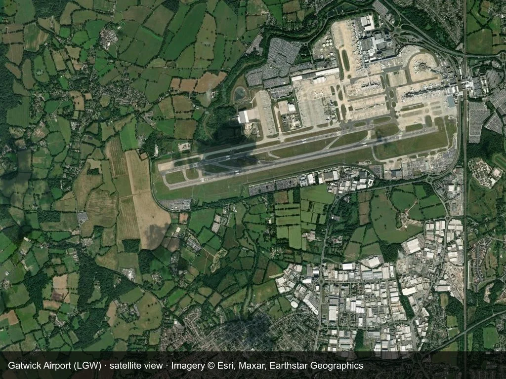 Satellitenansicht: Der Flughafen London Gatwick (LGW) liegt eingebettet in Stadt, Küste oder Gelände, die Startbahn durchquert das Bild.