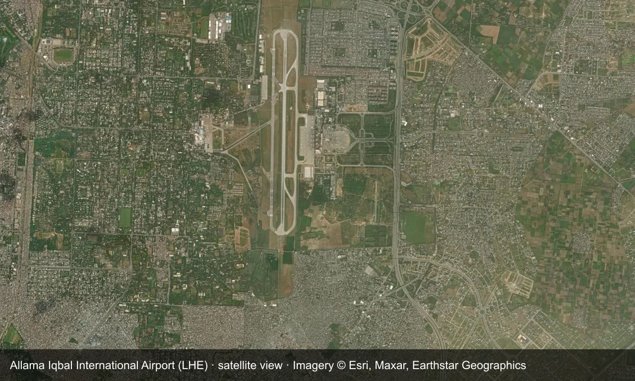 Satellitenansicht: Die Startbahnen und parallelen Rollwege Lahores schneiden durch den südöstlichen Rand der Stadt, nördlich des Feldes liegen Terminal und Vorfeld.