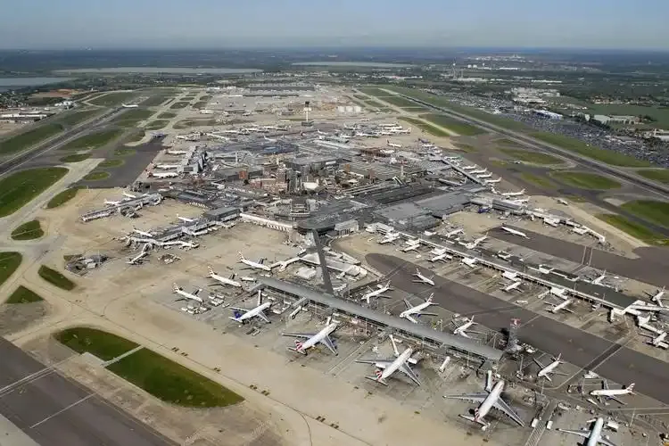 Heathrow aus der Luft – Piers und Abstellpositionen voller Verkehrsflugzeuge, Startbahnen und Rollwege, die sich in die Ferne ziehen.