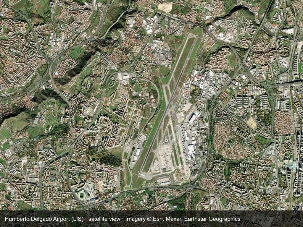 Satellitenansicht: die Terminals, Startbahnen und die umgebende Stadt am Flughafen Lissabon (LIS).