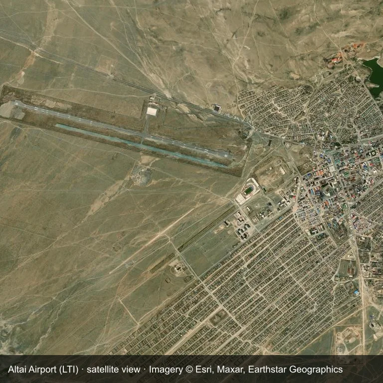 Auf dem Satellitenbild liegt die Startbahn des Altai Airport (LTI) zwischen Stadt, Ackerland und Vegetation.