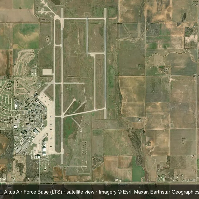 Satellitenansicht: Die Altus Air Force Base (LTS) nimmt einen Teil eines Mosaiks aus Vegetation und offenem Gelände ein.