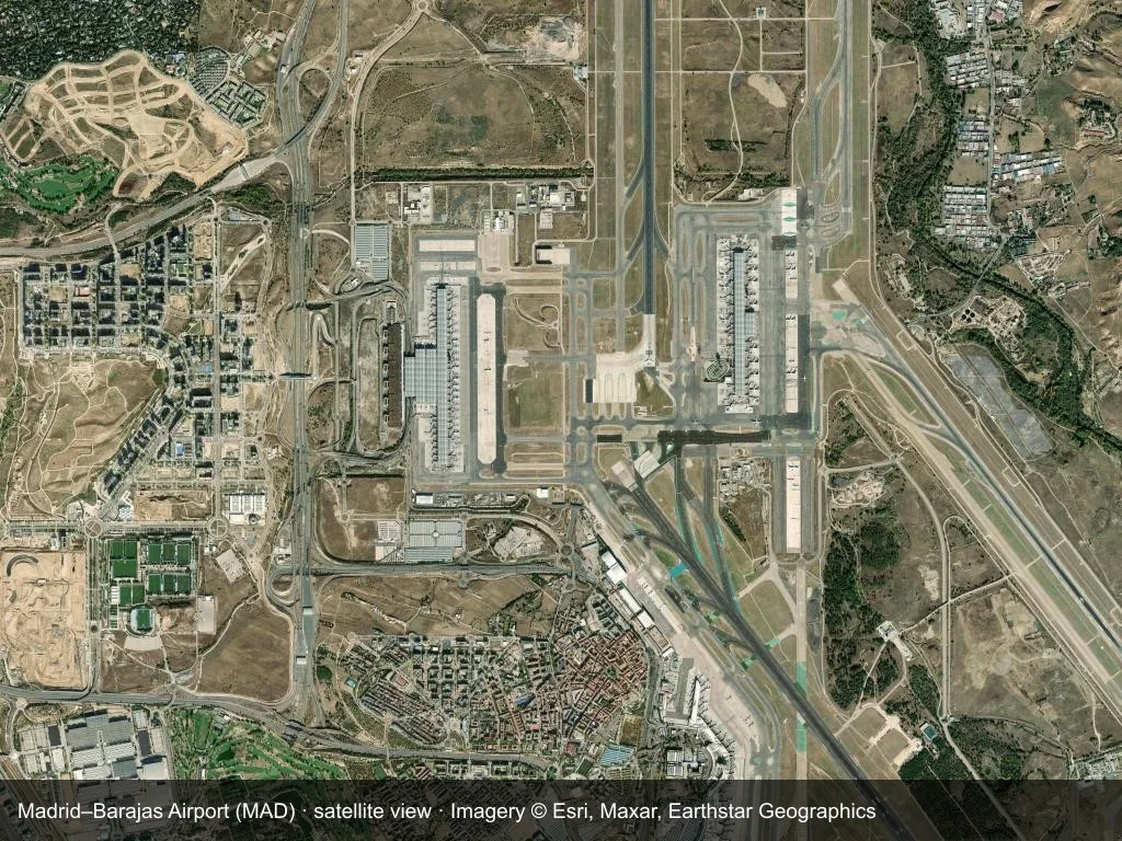 Satellitenansicht: Der Flughafen Madrid-Barajas (MAD) wird von Stadt, Küste oder Gelände gerahmt, die Startbahn durchquert das Bild.
