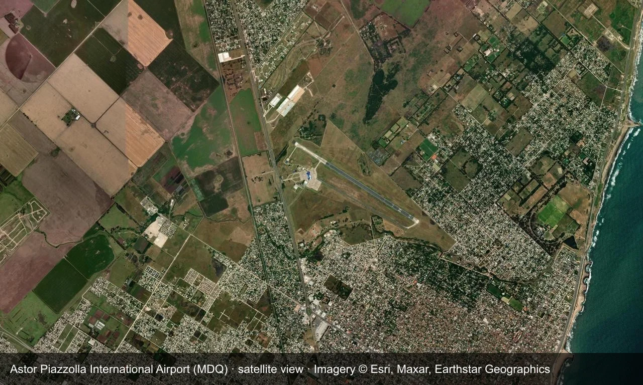 Satellitenansicht: Die Startbahn von Mar del Plata liegt zwischen Atlantikküste und Pampa, Terminal und Vorfeld daneben.