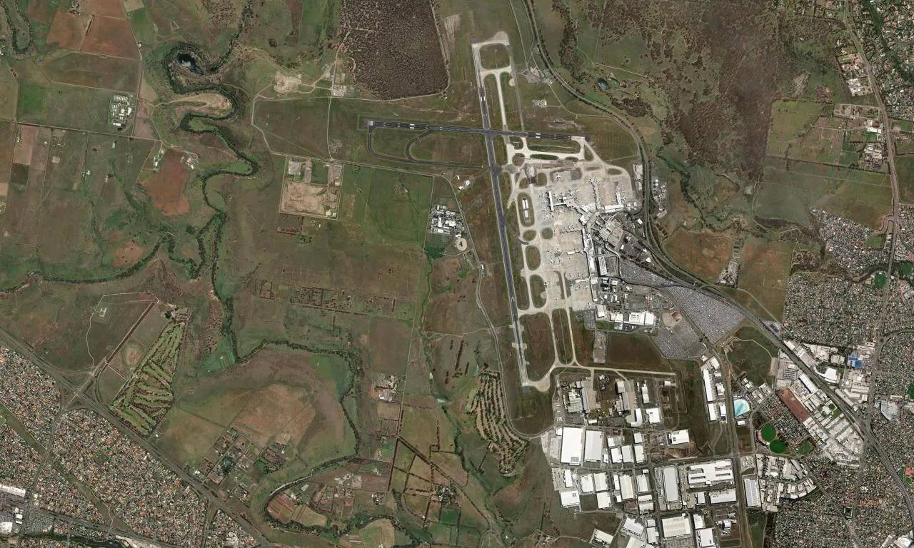 Satellite view: Melbourne Airport (MEL), with its runways, terminal complex and the Tullamarine industrial area.
