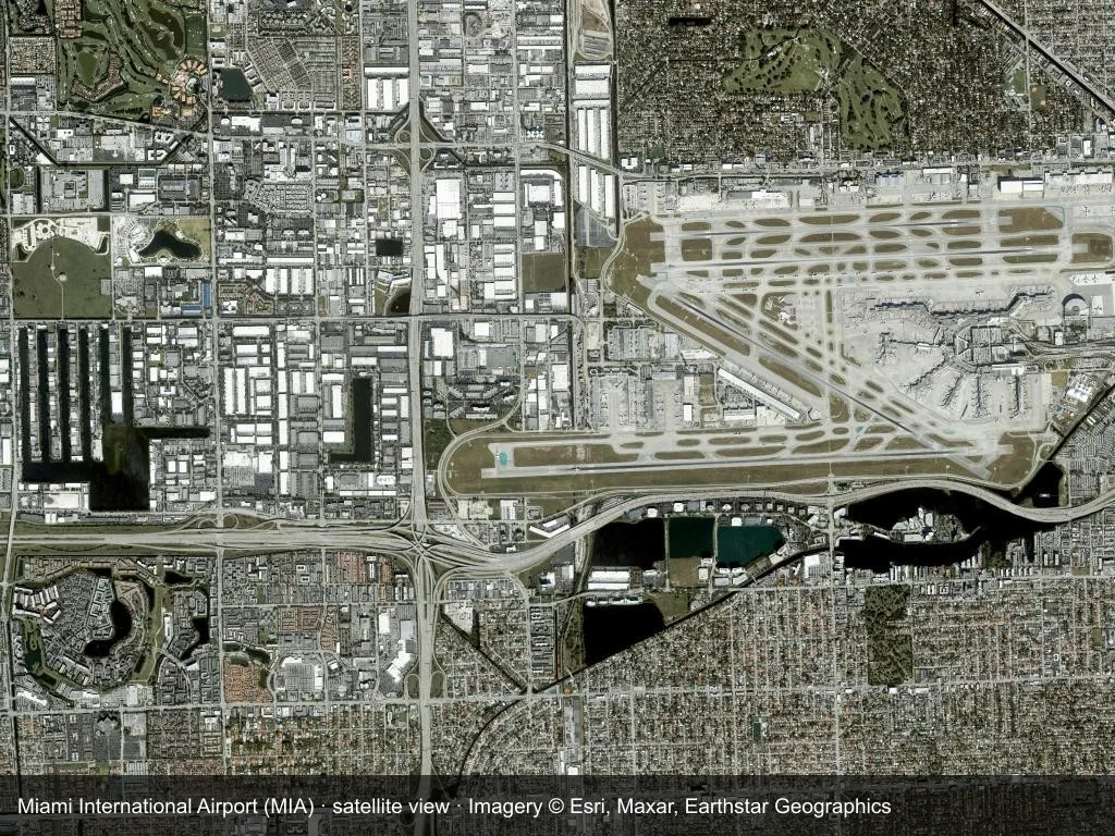 Im Satellitenbild sind die Terminals, das Vorfeld und die Start- und Landebahnen des Flughafens Miami (MIA) deutlich zu erkennen.
