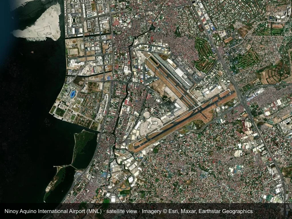 Im Satellitenbild sind die Terminals, das Vorfeld und die Start- und Landebahnen des Flughafens Manila (MNL) deutlich zu erkennen.