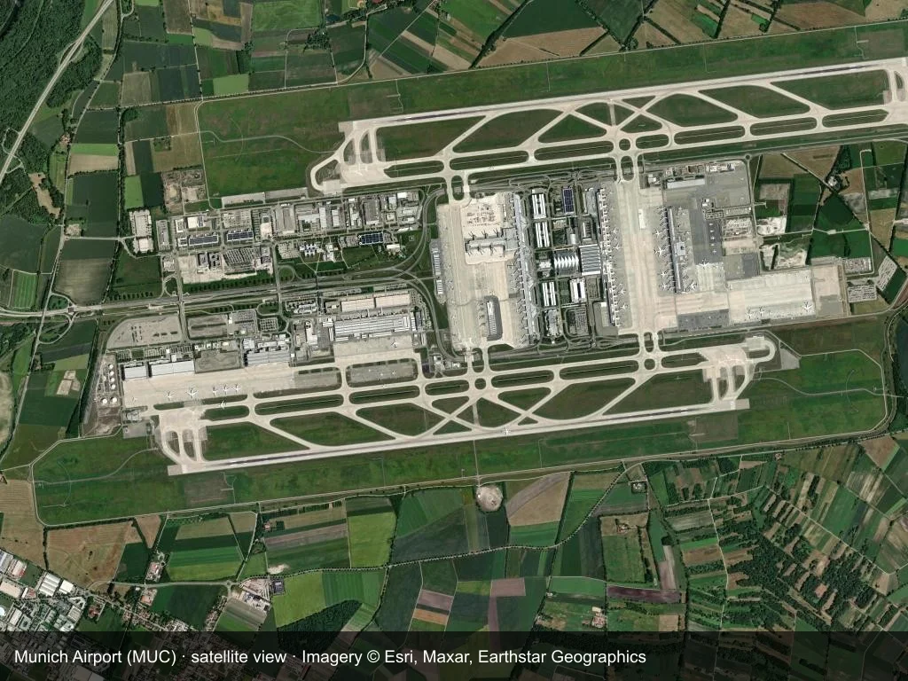 Auf dem Satellitenbild liegen die Terminals und Startbahnen des Flughafens München (MUC) im Stadt- und Straßennetz.